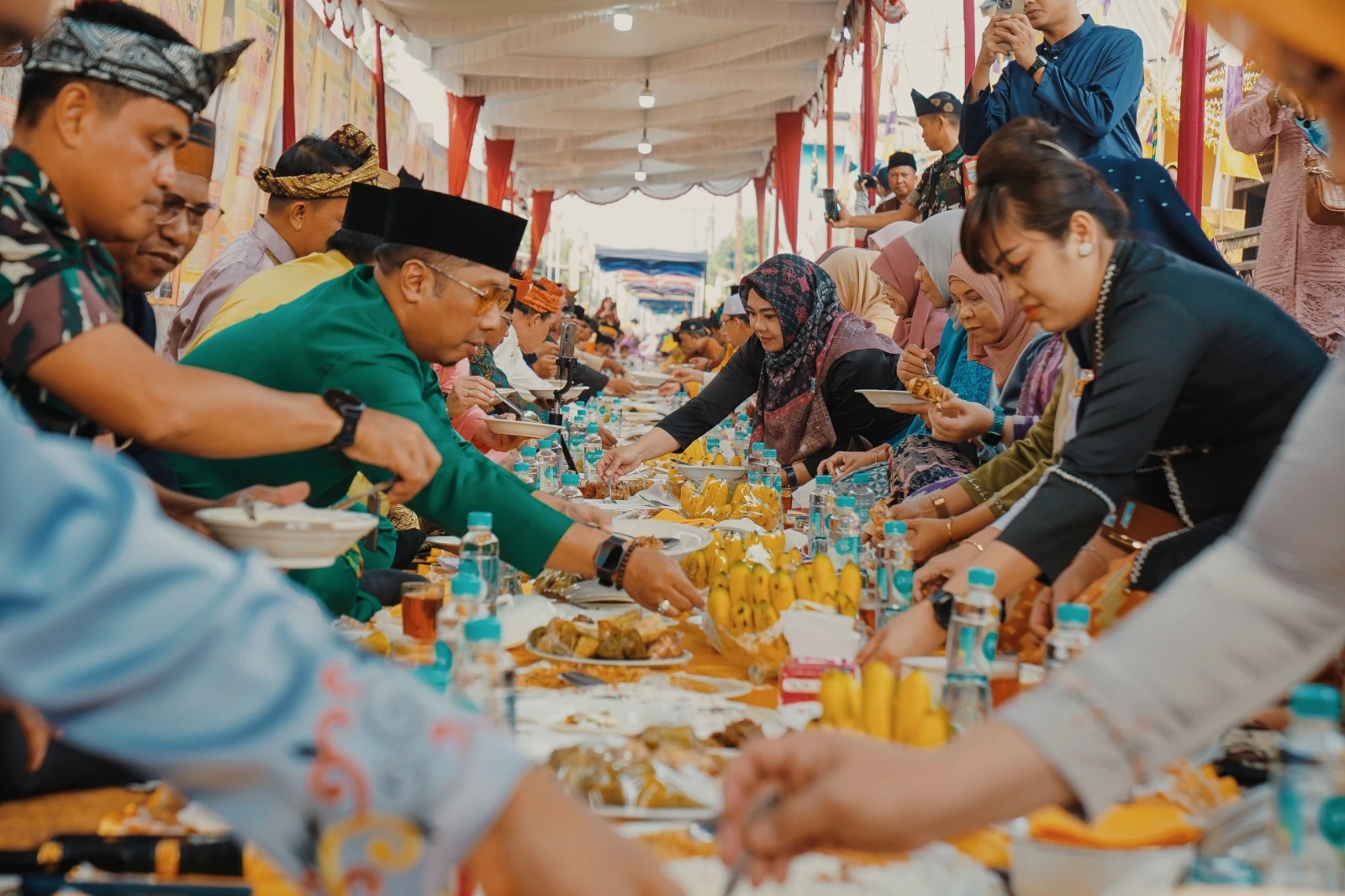 Antara Doa, Ketupat Colet, dan Hangatnya Warga Kota